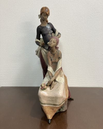 リヤドロ　髪をすく姉妹　15,000円　20241116
